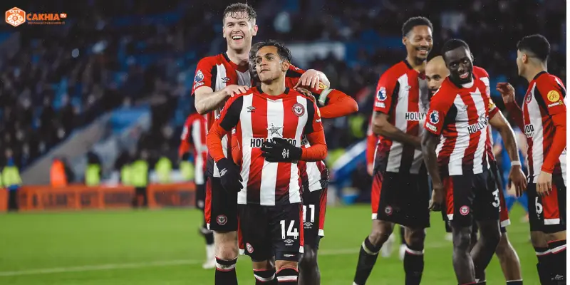 Gtech Community Stadium rực rỡ ánh đèn trước trận Brentford vs Everton Premier League